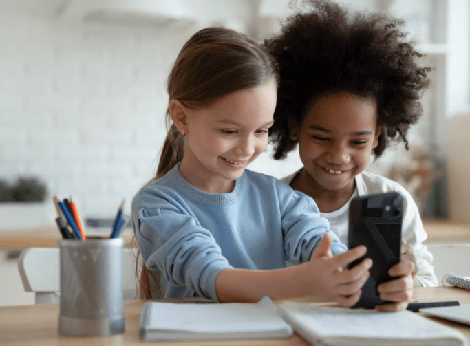 Two kids_smartphone
